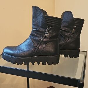 Black Natural Leather Boots. Made In Italy. Size 8.